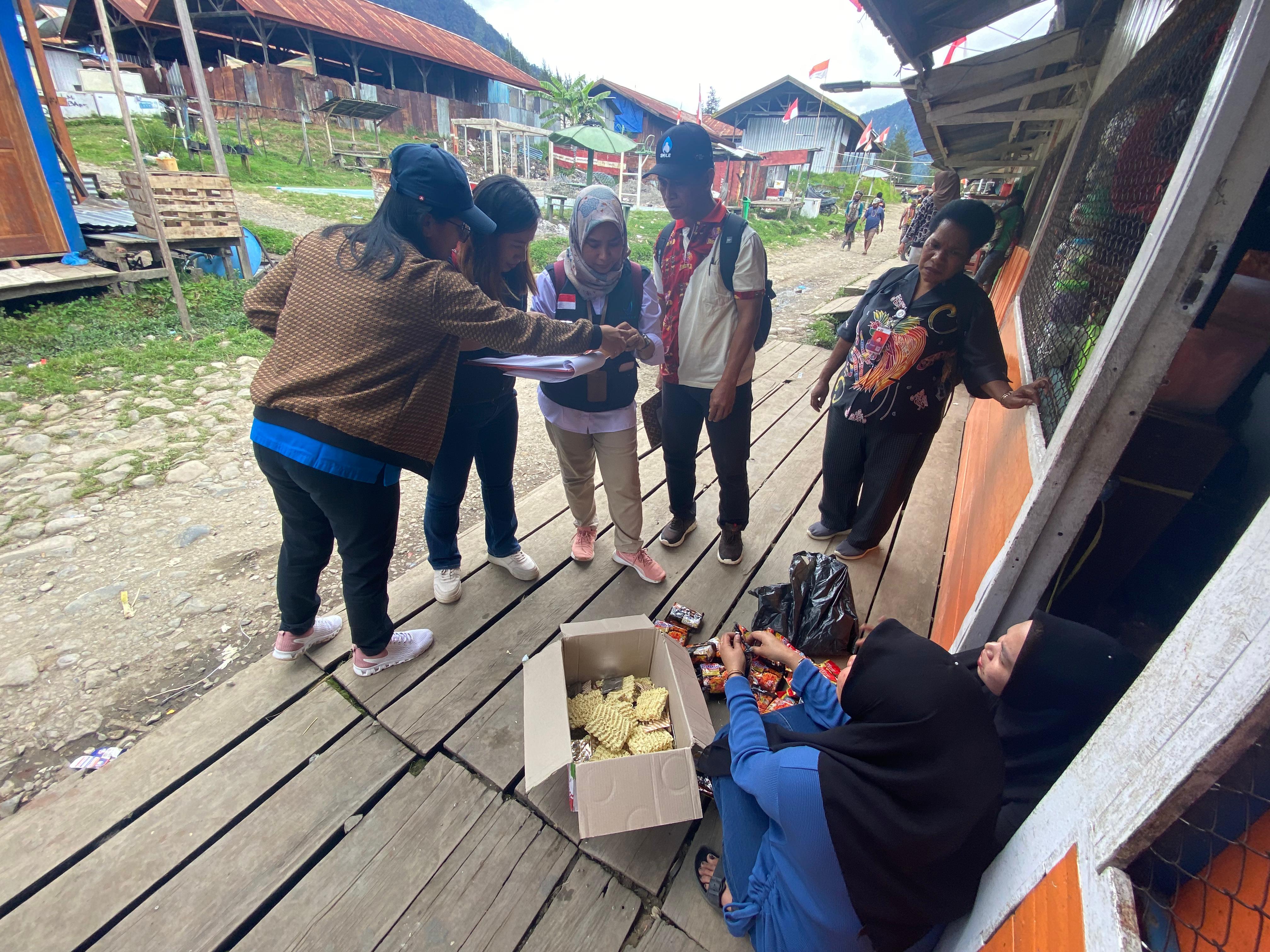  Disperindag Puncak dan LOKA POM Mimika sidak keamanan bahan makanan  ke Pasar Ilaga
